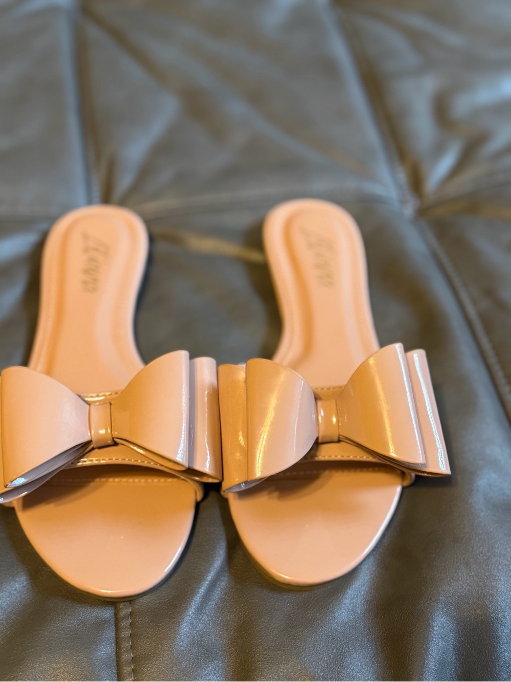 Women’s Patent Bow Slide Sandals - Tan
